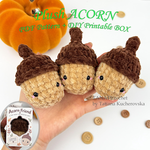 Könnte beinhalten: Drei kleine Plüscheicheln aus weichem beigem und braunem Garn mit gestickten schwarzen Augen und rosa Wangen. Der Text lautet Plush ACORN PDF Pattern + DIY Printable BOX und TANATIcrochet by Tatiana Kucherovska auf dem Bild.