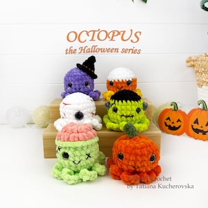 Może przedstawiać: Sześć małych szydełkowych ośmiorniczek z serii Halloween. Kolekcja zawiera fioletową ośmiornicę w kapeluszu czarownicy, ośmiornicę w kształcie cukierka, białą ośmiornicę z gałką oczną, zieloną ośmiornicę Frankensteina, ośmiornicę z mózgiem i dynię.