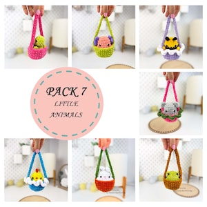 May include: A collection of seven crocheted little animal toys, each in a small basket with a handle. The animals include a frog, a chick, a bunny, a bee, and other creatures. The image includes a pink circle with the text "PACK 7 LITTLE ANIMALS".