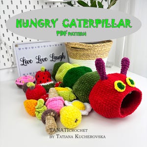 Pode incluir: Uma coleção de alimentos de crochê coloridos e um chapéu de lagarta vermelho. A imagem inclui um letreiro que diz "Live Love Laugh" e o texto "Hungry Caterpillar PDF Pattern". Os itens são feitos à mão e vibrantes.