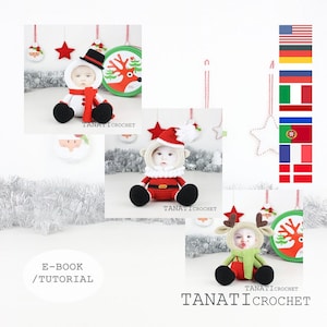 Può includere: Tre ornamenti per cornici fotografiche all'uncinetto con un pupazzo di neve, Babbo Natale e una renna. Ogni ornamento ha uno spazio per una foto ed è decorato con dettagli festivi. Gli ornamenti sono esposti su uno sfondo bianco con una ghirlanda di agrifoglio bianco.