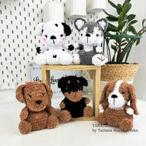 Könnte beinhalten: Eine Sammlung von fünf handgefertigten Hunde-Plüschtieren aus Häkelarbeit in verschiedenen Rassen und Farben. Enthält einen Dalmatiner, Husky, Rottweiler, Beagle und einen braunen Welpen. Jedes Plüschtier hat detaillierte Merkmale und eine weiche Textur.