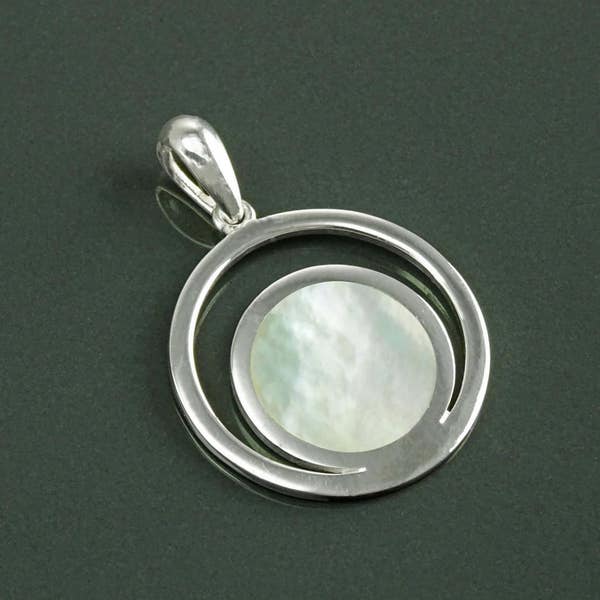 Pendentif Symbole Lune Terre, Argent 925, Nacre Perlière, Bijou Minimaliste, Pendentif Moderne Découpé Croissant de Lune, Pierre Plate Ronde