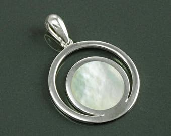 Pendentif Symbole Lune Terre, Argent 925, Nacre Perlière, Bijou Minimaliste, Pendentif Moderne Découpé Croissant de Lune, Pierre Plate Ronde