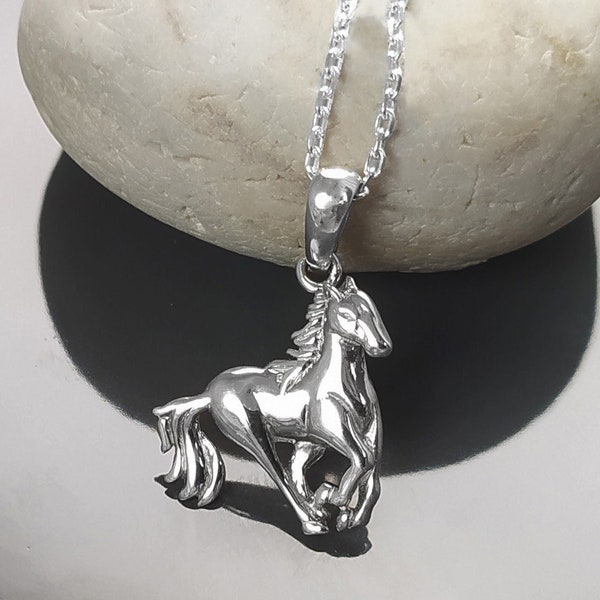 Pendentif cheval au galop, argent 925, cheval sauvage galopant, cadeau cavalière, bijou de cavalier, univers équitation, bijou de cow-boy