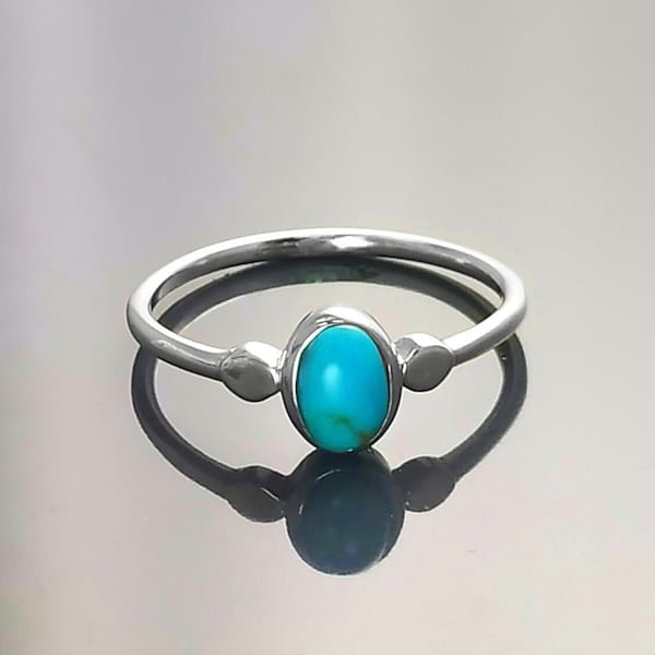 Petite bague turquoise, argent 925, turquoise bleue, petite pierre ovale bombée, bijou de style moderne et minimaliste, cadeau pour femme.