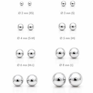 Puede incluir: Una colección de pendientes de bola plateados brillantes en varios tamaños, que van desde 2 mm (XS) hasta 12 mm (XXL). Cada par se muestra con su diámetro en milímetros.