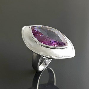 Grande Bague Argent, Pierre Brillante, Bague Fantaisie Argent, Bague Femme 925, Lavande Cz, Bague Moderne, Bague Argent pour Soirée. image 2