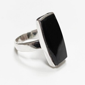 Anillo de ónix negro, juego de plata de ley con una piedra de ónix rectangular en un diseño moderno único