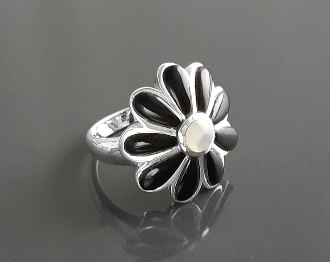 Daisie Flower Ring, Sterling Silver, White and black Petals, Daisies Band Ring, Daisy Flower Ring, Blossom Floral Ring, Nature Jewelry