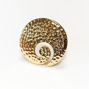 18 kt vergulde gehamerde grote schijfring, spiraalvormig wervelontwerp, mode-sieraden voor vrouwen, grote ring goudkleur, unieke ring.