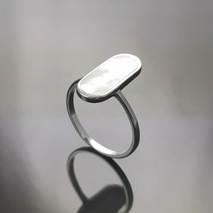 Bague Nacre Ovale Plate Argent 925, véritable Nacre Perlière ovale reflets irisés, bijoux pour tous les jours, style minimaliste moderne image 7
