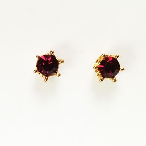 Orecchini a bottone in granato di KRAMIKE • Placcati in oro 18 carati con elegante pietra zirconia cubica rosso intenso • Gioielli per tutti i giorni • Orecchini a bottone minimalisti a 6 punte • KE037