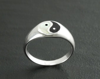 Yin Yang Ring, Sterling Silver Ring, ONYX & Mother of Pearl, Taoist Zen Spirit Jewelry, Man Woman Ring, Balance Yoga Ring, Round Signet Ring