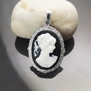 Kamee-Ring, Sterlingsilber, echter schwarzer Onyx und gravierte Kamee auf natürlichem Perlmutt, Vintage-Schmuck aus Markasit