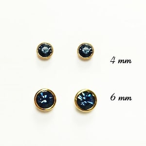 Boucles d'Oreilles Cristal Bleu Saphir par KRAMIKE • Clous Serti Clos Plaqué Or 18K • Bijou Pierre Bleue • Cadeau Élégant pour Femme • KE053