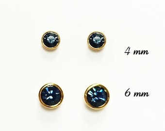 Aretes de cristal de zafiro azul de KRAMIKE • Baño de oro de 18 quilates con elegante piedra azul • Joyería para uso diario • Aretes minimalistas con bisel • KE053