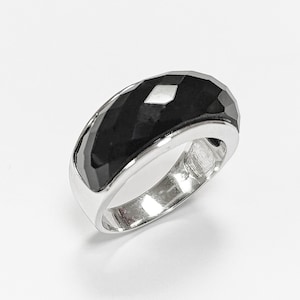 Facettierter Onyx Ring von KRAMIKE • Sterling Silber • Modernes & Elegantes Band aus schwarzem Stein • Perfekt für einen anspruchsvollen Look • Geschenk für Sie • KR030