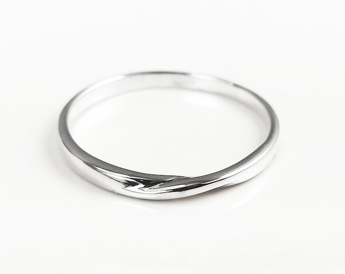 Mobius Ring, Slightly Twisted Band Ring, Sterling Silver, Minimalist Dainty Endless Twist Knot, Promise Ring, Infinity wedding band ring