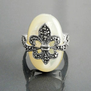 Anillo de flor de lis, plata 925, anillo de marcasita, MOP, joyería tradicional francesa vintage, pétalos de lis, símbolo de pureza, inocencia y virginidad.