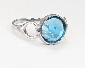 Anello rotondo blu, Argento sterling, Pietra color acquamarina blu (CZ), Cuscino rotondo sfaccettato, Anello moderno, Impostazione originale insolita,