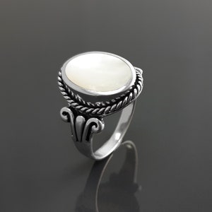 Bague Nacre Hipster, Argent 925, Nacre perlière Véritable, Bijou Unisexe Vintage, Pierre Blanche Ovale, Bague Baroque, Bords Travaillés image 3