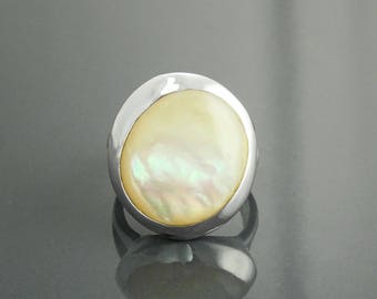 Ronde ring, sterling zilver, witte schelp, originele ronde instelling platte ronde steen, unieke moderne designer ring, minimalistische sieraden