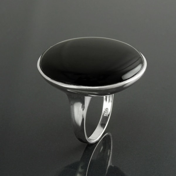 Grande Bague ONYX Noir Véritable serti sur une Monture Moderne en Argent Massif 925. Bague Moderne Ronde et Design fabriquée main.