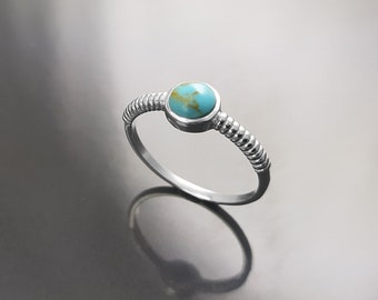 Anello turchese, argento sterling, turchese blu, piccola pietra rotonda a cupola, gambo a fascia intrecciato etnico chic moderno, gioielli in stile casual