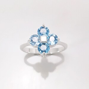 Anillo de plata de ley con circonitas cúbicas color aguamarina azul