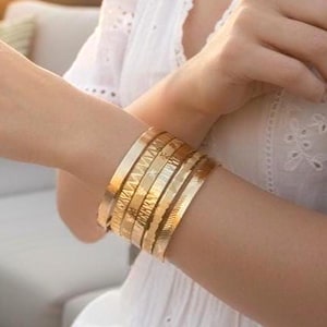 Pulseira rígida banhada a ouro 18K. Pulseira rígida redonda fechada • Empilhável • 14 modelos diferentes de pulseiras geométricas texturizadas para usar juntas