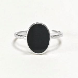 オーバル・ブラック・リング、スターリングシルバー・リング、フラットオーバル・ストーン付きリング、本物のオニキス・ストーン、小さな毎日のリング、モダン・リング、ミニマリスト・リング