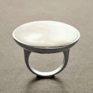 Anillo de disco moderno, plata de ley, nácar blanco genuino, anillo redondo moderno, joyería minimalista, anillo único con piedra plana redondeada