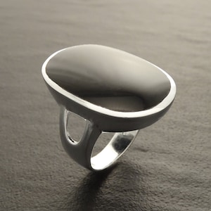 Anillo moderno de ónix negro, plata de ley, anillo con piedra plana de ónix, anillo original de forma rectangular ovalada, diseño único, vástago dividido.