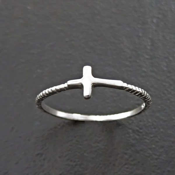 Bague Croix Latérale - Bague Croix Argent - Bague Empilable - Bijou Croix - Bijou Religieux - Bague Signe - Bague Rosette - Bague Crucifix