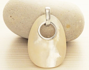 Pendentif en nacre blanche, bijou moderne en argent 925, forme ovale nacre de couleur avec reflets , cadeau femme