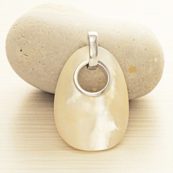 Pendentif en nacre blanche, bijou moderne en argent 925, forme ovale nacre de couleur avec reflets , cadeau femme