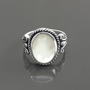 Bague Nacre Hipster, Argent 925, Nacre perlière Véritable, Bijou Unisexe Vintage, Pierre Blanche Ovale, Bague Baroque, Bords Travaillés image 2