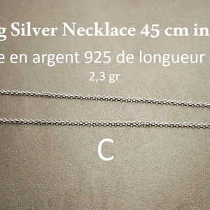 Puede incluir: Un collar de cadena de plata, de 45 cm de largo, hecho de plata de ley 925. La cadena est&aacute; colocada sobre una superficie marr&oacute;n. El texto "Sterling Silver Necklace 45 cm in length" y "Cha&icirc;ne en argent 925 de longueur 45 cm" es visible sobre la cadena. El texto "2,3 gr" es visible debajo de la cadena. La letra "C" es visible debajo de la cadena.