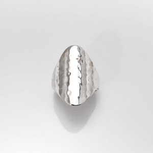 Bague ovale martelée, Argent 925, Bague armure forgée à la main, Bague texturée, Bague design minimaliste moderne, idée cadeau pour elle image 5