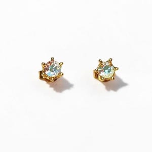 Orecchini a lobo con opale arcobaleno di KRAMIKE • Placcatura in oro 18 carati, elegante pietra di zircone cubico iridescente trasparente • Gioielli per tutti i giorni • Perni minimalisti da 6 mm o 4 mm