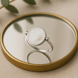 Rund ring i sterlingsilver • Roterande skiva i äkta pärlemor