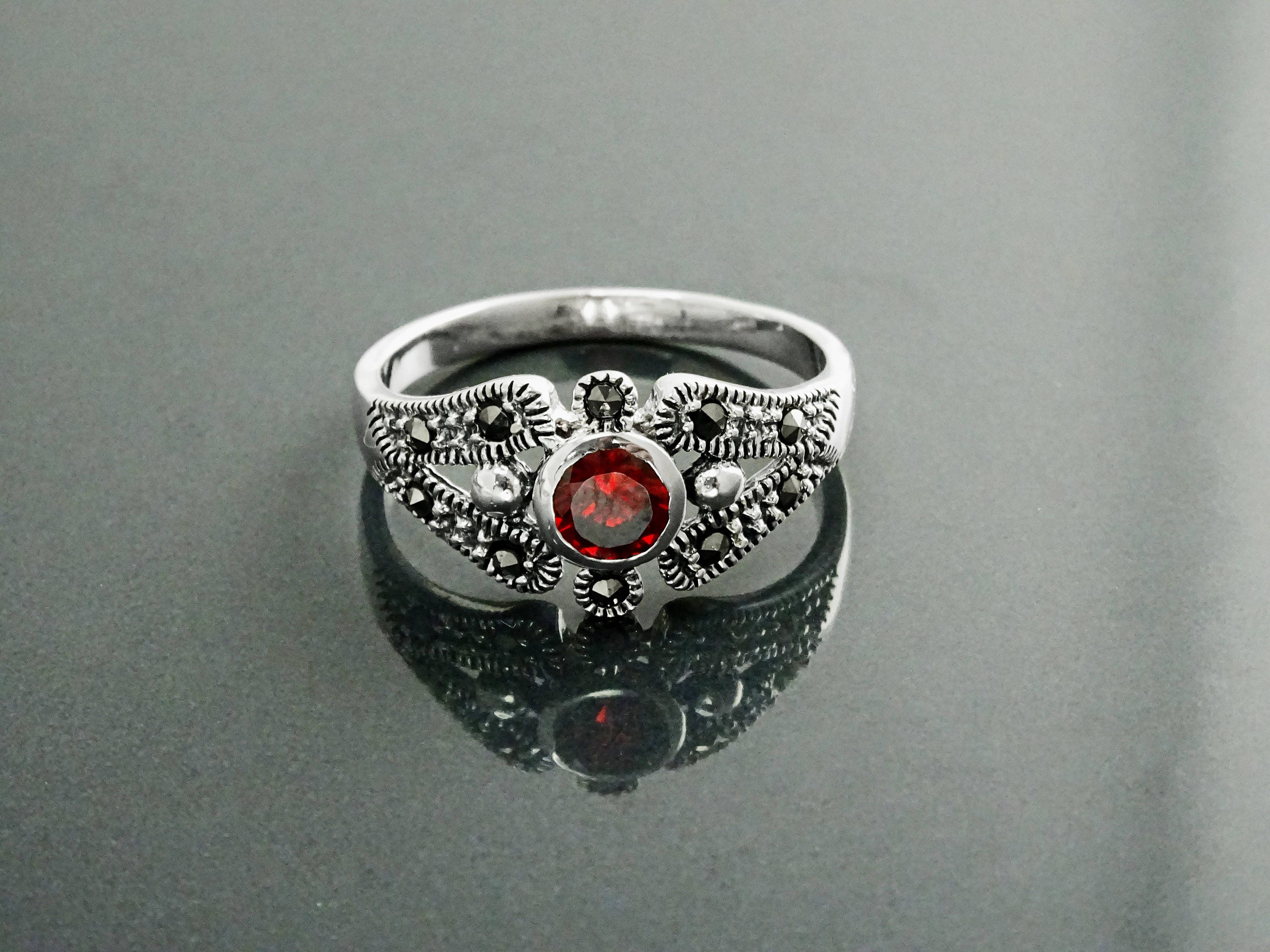 Vintage sterling silver garnet ring deals