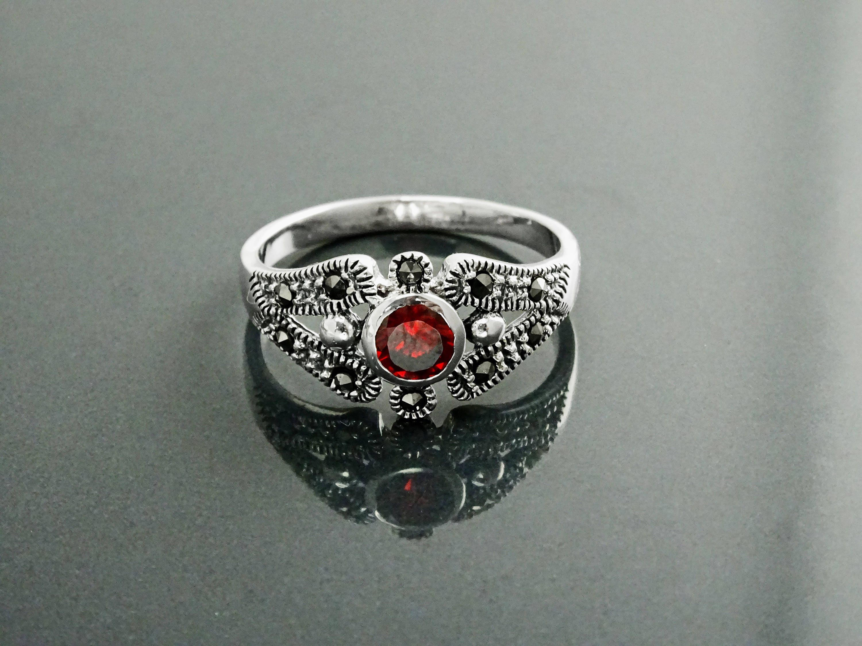 K200200aRed stone × marcasite vintage Ring