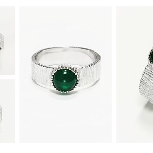 Puede incluir: Un anillo de plata con una banda texturizada y una piedra preciosa verde engastada en un engaste de plata.