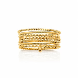Può includere: Un anello color oro caratterizzato da un design a strati composto da cinque fasce distinte. Il set include due fasce a corda intrecciata liscia, due fasce a perline con piccole texture sferiche e una fascia centrale liscia, tutte unite in un unico pezzo.