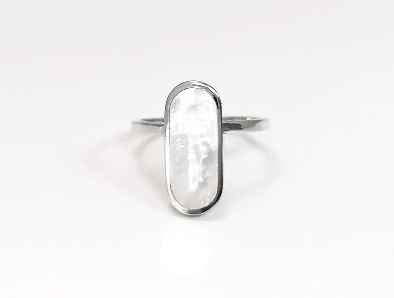 Bague Nacre Ovale Plate Argent 925, véritable Nacre Perlière ovale reflets irisés, bijoux pour tous les jours, style minimaliste moderne image 6