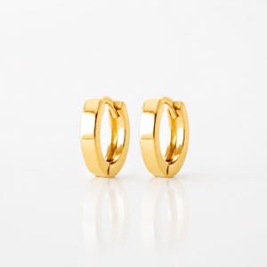 Eleganta Huggie Hoops • 18K guldpläterade • Platta örhängen med tråd • Små tjocka Huggies för unisexbruk