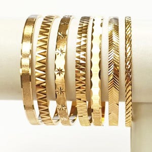 Bracciale rigido placcato oro 18 carati. Bracciale rigido a cerchio chiuso • Impilabile. 14 modelli diversi di bracciali rigidi con texture geometrica.