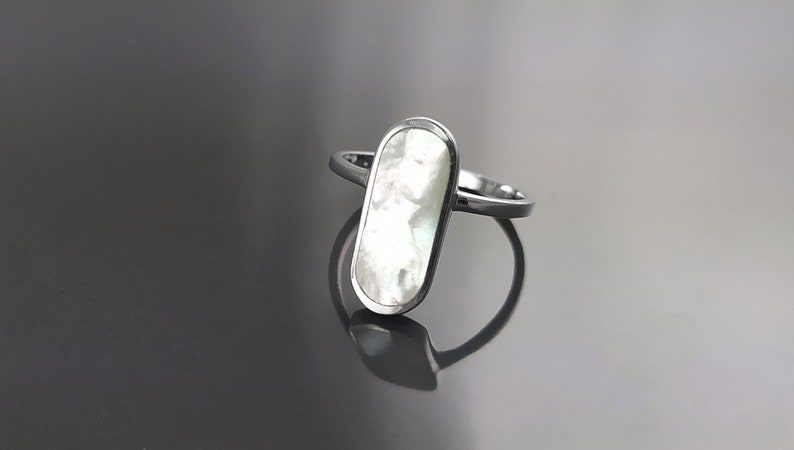 Bague Nacre Ovale Plate Argent 925, véritable Nacre Perlière ovale reflets irisés, bijoux pour tous les jours, style minimaliste moderne image 3